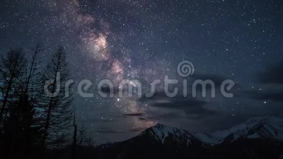 在晴朗的夜晚银河系星星在白雪覆盖的山脉上消失视频的预览图
