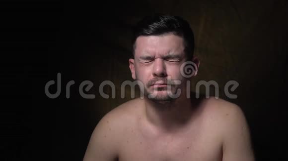 一个男人抱着头正在偏头痛视频的预览图