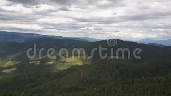 奥地利卡林西亚的Magdalensberg附近的空中全景地平线上美丽的山视频的预览图