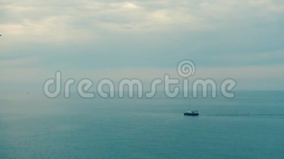 一艘船快速漂浮在海上视频的预览图
