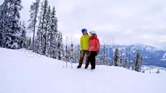 一对夫妇站在白雪皑皑的风景中视频的预览图