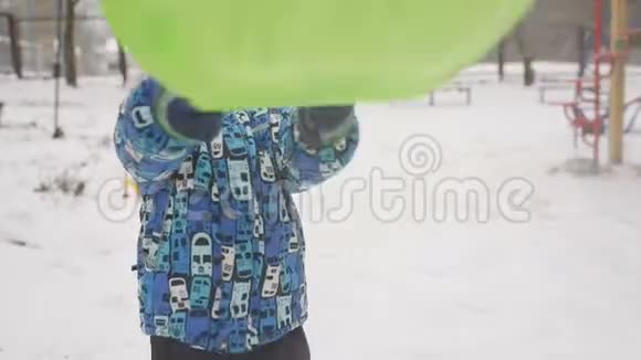 男孩在冬天的背景下对着镜头扔雪视频的预览图