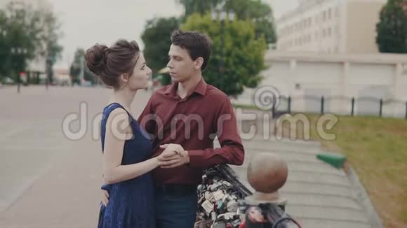 年轻夫妇在城市大街上互相拥抱帅哥美女拥抱视频的预览图
