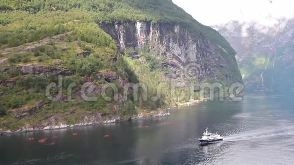 峡湾的步行船Geiranger挪威Stranda视频的预览图
