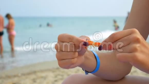 一个女孩坐在海滩上用手吃虾视频的预览图