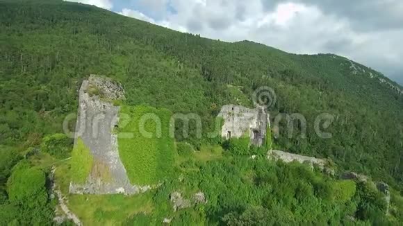 欧洲斯洛文尼亚维帕瓦山谷上方小山上中世纪城堡的空中镜头视频的预览图