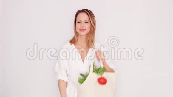 女人带着不同的蔬菜展示袋子视频的预览图