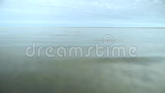 用模糊的海空背景将沙子封闭起来夏日视频的预览图