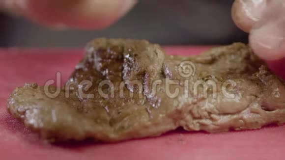 手O厨师切一块诱人的肉视频的预览图