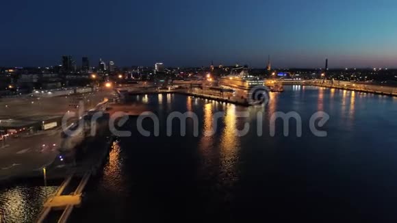 夜间在港口停泊船舶的情景空中拍摄视频的预览图