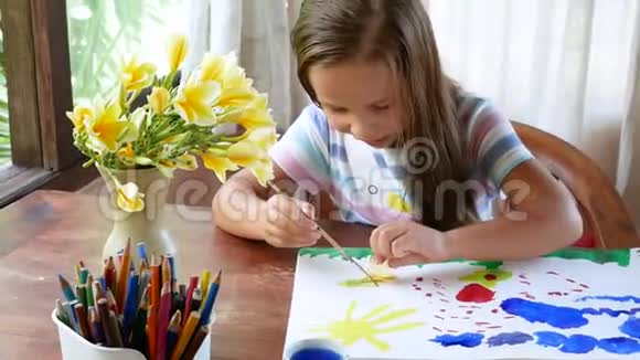 女孩画了一个水彩颜料的调色板水彩画创作的过程视频的预览图