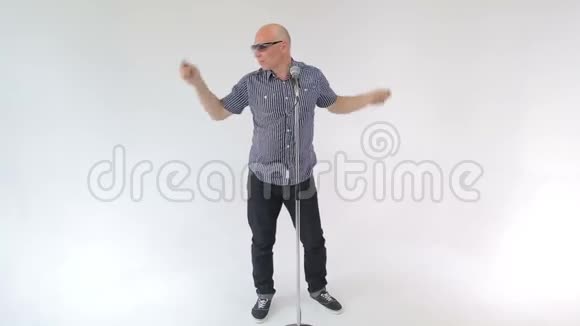 男人唱一首歌用麦克风跳着舞视频的预览图