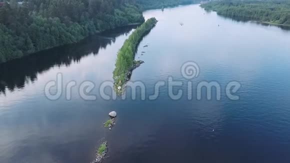 平稳的飞行越过河流与岛屿一个分裂的山脊SvirKarelia俄罗斯视频的预览图