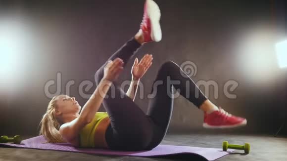 运动服装训练中的运动型女子腹部提腿视频的预览图