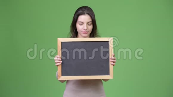 年轻的美女举着黑板看着震惊视频的预览图