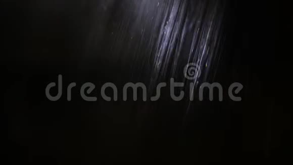 雨滴透过光线落下视频的预览图