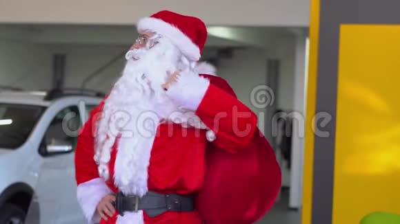 一家汽车经销店的圣诞老人视频的预览图