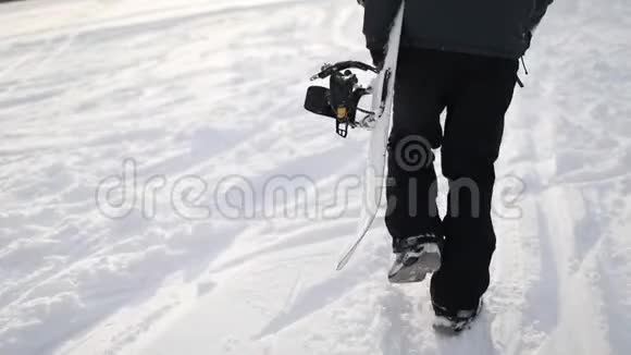 滑雪者在山上滑雪视频的预览图