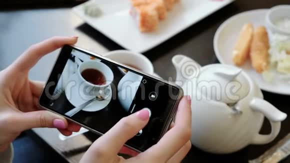 女的特写镜头在餐馆用手机拍照侧视视频的预览图