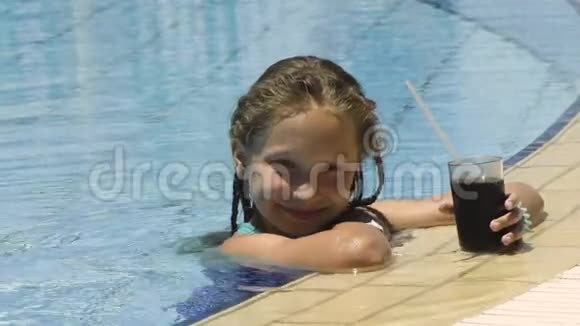 游泳池里有冷饮的小女孩视频的预览图