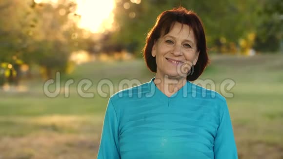 微笑成熟女人的肖像视频的预览图