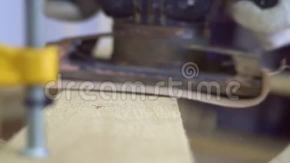 戴白手套的师傅用木头做的天然材料并与之合作木制滑片加工机视频的预览图