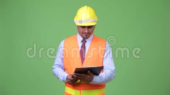 年轻英俊的波斯人建筑工人举着剪贴板竖起大拇指视频的预览图
