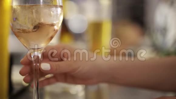 一个在餐馆里喝含酒精饮料的女人视频的预览图
