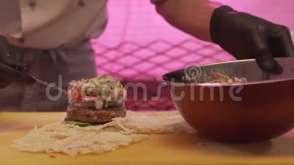 主厨为素食汉堡铺菜视频的预览图