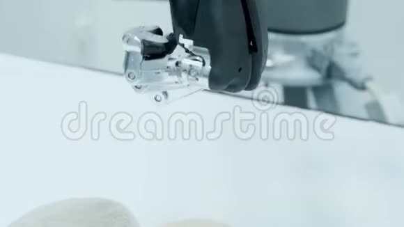 现代科技机器人的人手臂是机械手现代假肢未来就是现在拇指在动视频的预览图