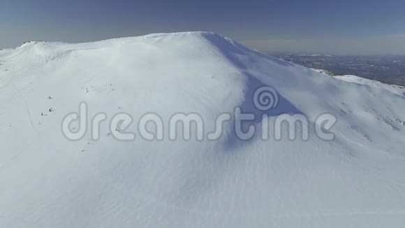 Drone拍摄有下降痕迹的雪山视频的预览图