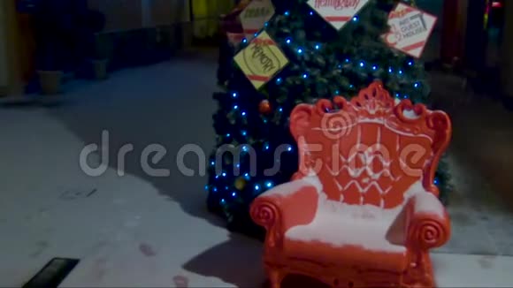 美丽的圣诞树和夜晚的灯光视频的预览图