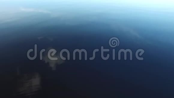 碧波荡漾的湖面上的云影视频的预览图