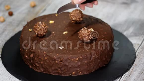 糕点厨师用金叶蛋糕装饰巧克力蛋糕视频的预览图