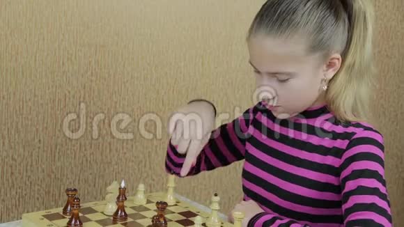 在象棋比赛中仔细考虑了一下视频的预览图