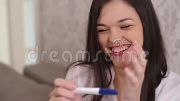 有怀孕测试的开朗女人视频的预览图