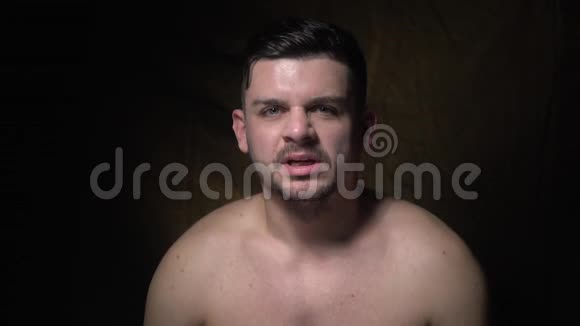 一个肌肉发达的男人咬着牙尖叫着慢动作视频的预览图