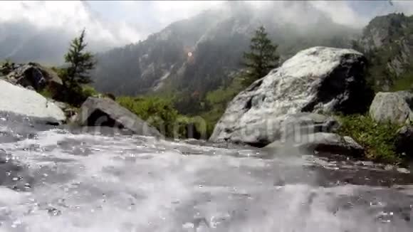 探索高山溪流视频的预览图