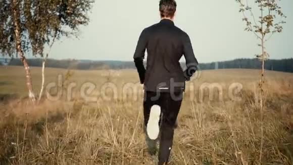 慢动作人奔向滚滚秋田镜头跟随跑步者在美丽安静的秋天背景风景视频的预览图
