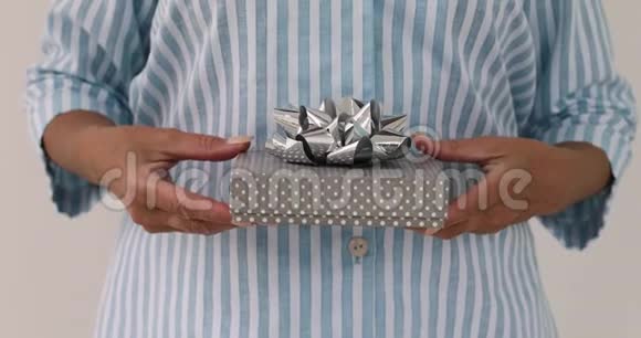 女性双手带蝴蝶结在盒子里送礼物视频的预览图