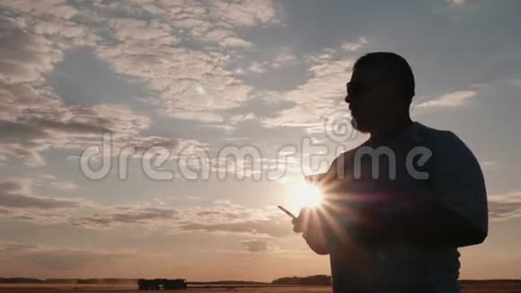 无人驾驶飞机的专业飞行员在日落时分驾驶直升机剪影视频的预览图