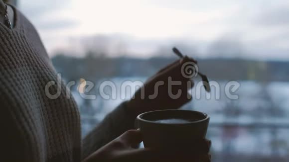 休闲放松女孩搅拌咖啡回家黄昏视频的预览图