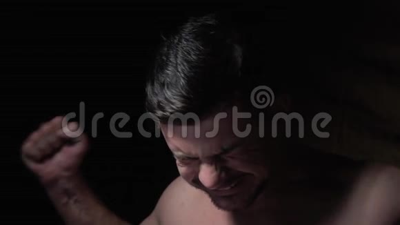 慢镜头拍摄黑发男子欢呼视频的预览图