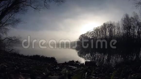 湖面上云雾缭绕的时间视频的预览图