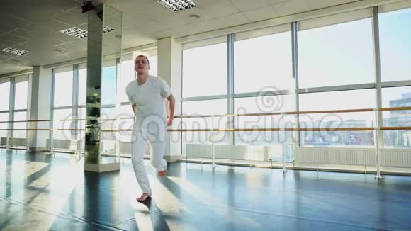 运动服装设计师在健身房里散发能量视频的预览图