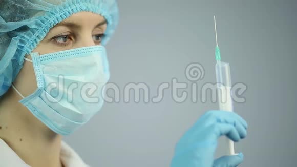 外科护士专注于注射器为病人提供药物医疗服务视频的预览图