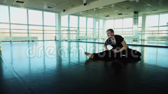 运动服专业舞者在健身房做伸展运动视频的预览图
