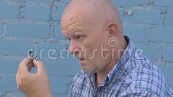 疯狂的俄罗斯老人剃光头手里拿着一只昆虫吃着害虫视频的预览图