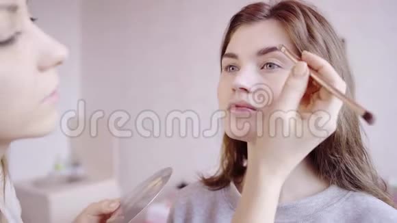 化妆师用眼睛矫正器视频的预览图