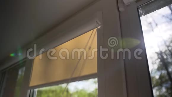 贾洛西开关门阳光从窗户照进来视频的预览图